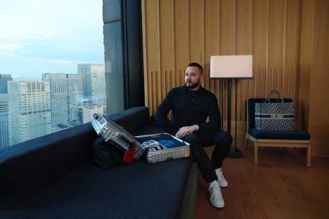 nhà thiết kế kim jones bên cạnh vali của rimowa