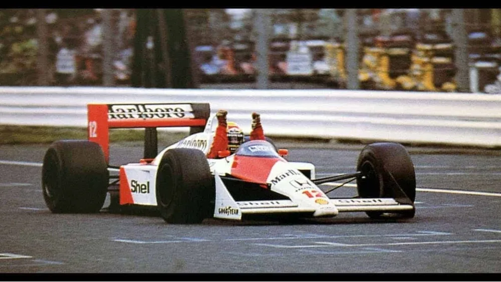 Senna vô địch thế giới lần đầu tiên vào năm 1988 trên chiếc xe Công thức 1 McLaren MP4 / 4