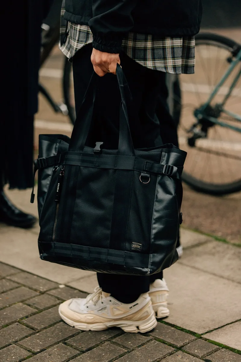 Túi tote theo phong cách cường điệu tạo điểm nhấn bởi những sợi dây mạnh mẽ. Ảnh: GQ