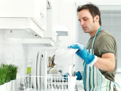 giảm cân hiệu quả-chàng trai đang dọn dẹp