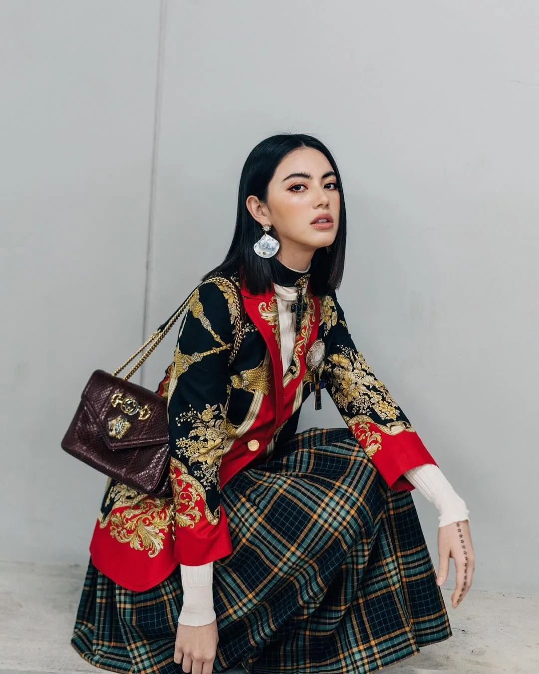 diễn viên thái - mai mặc váy sọc caro