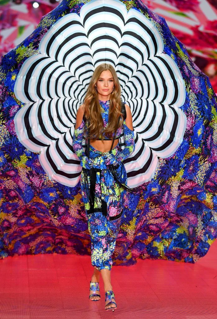 Thiên thần Josephine Skriver mở màn trong BST Victoria's Secret x Mary Katrantzou. Ảnh: Routine Daily