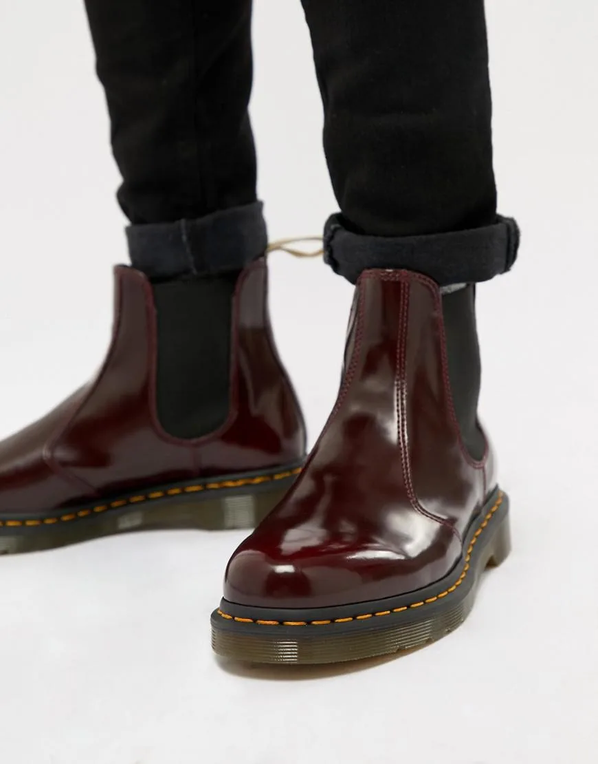 Đôi bốt Chelsea màu nâu đỏ của Dr. Martens - Ảnh: Lyst