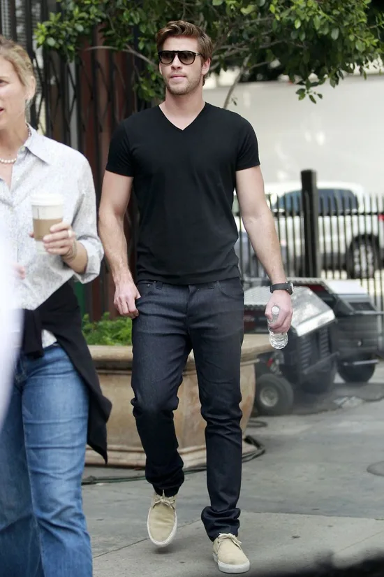 phong cach thoi trang Liam Hemsworth - all-black 3 - elle man