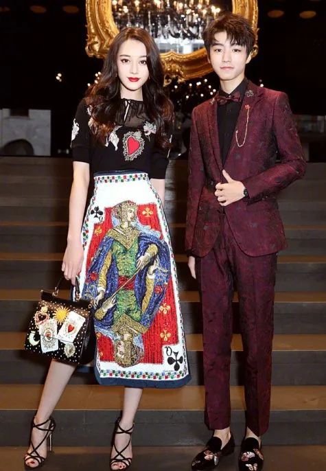 Địch Lệ Nhiệt Ba và Vương Tuấn Khải, hai người mẫu đại diện cho thương hiệu Dolce & Gabbana.