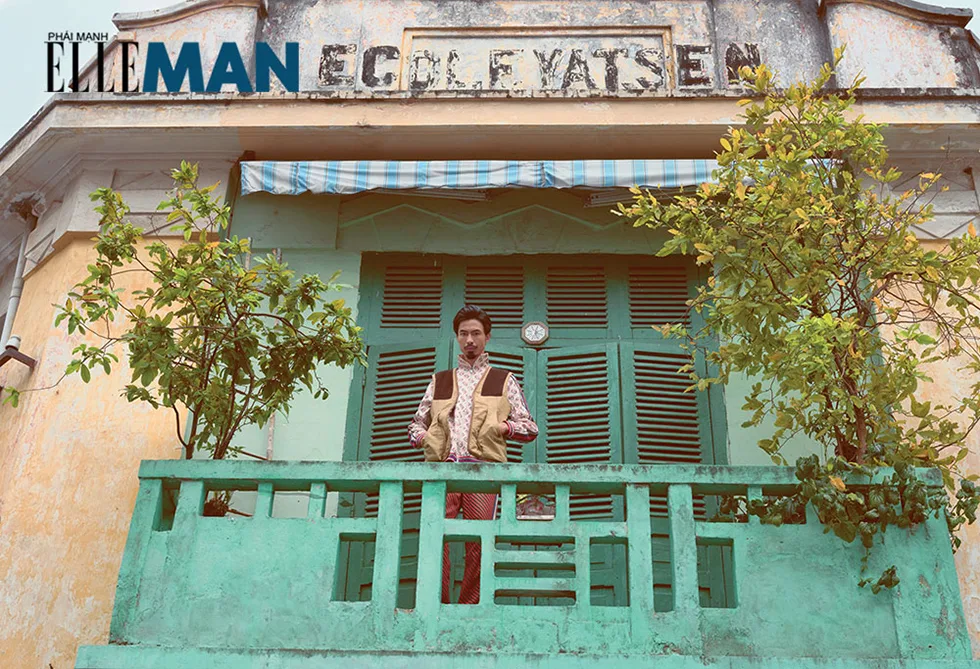 rapper Dau Vau - dung tren lan can mau xanh ngoc cua 1 can nha xua tai Q1 Saigon - ELLE Man copy