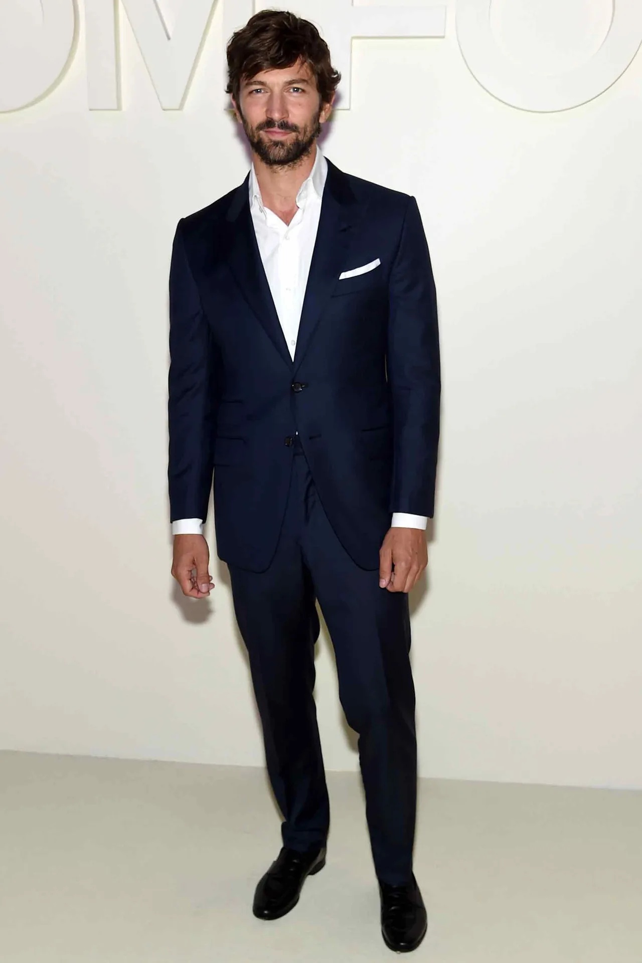 Chàng diễn viên gốc Hà Lan Michiel Huisman thanh lịch với bộ suit màu xanh navy trong show diễn của nhà Tom Ford. Ảnh: GQ
