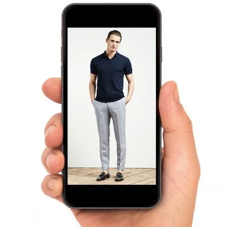Rất nhiều người đang dùng smartphone để theo dõi các xu hướng thời trang mới nhất