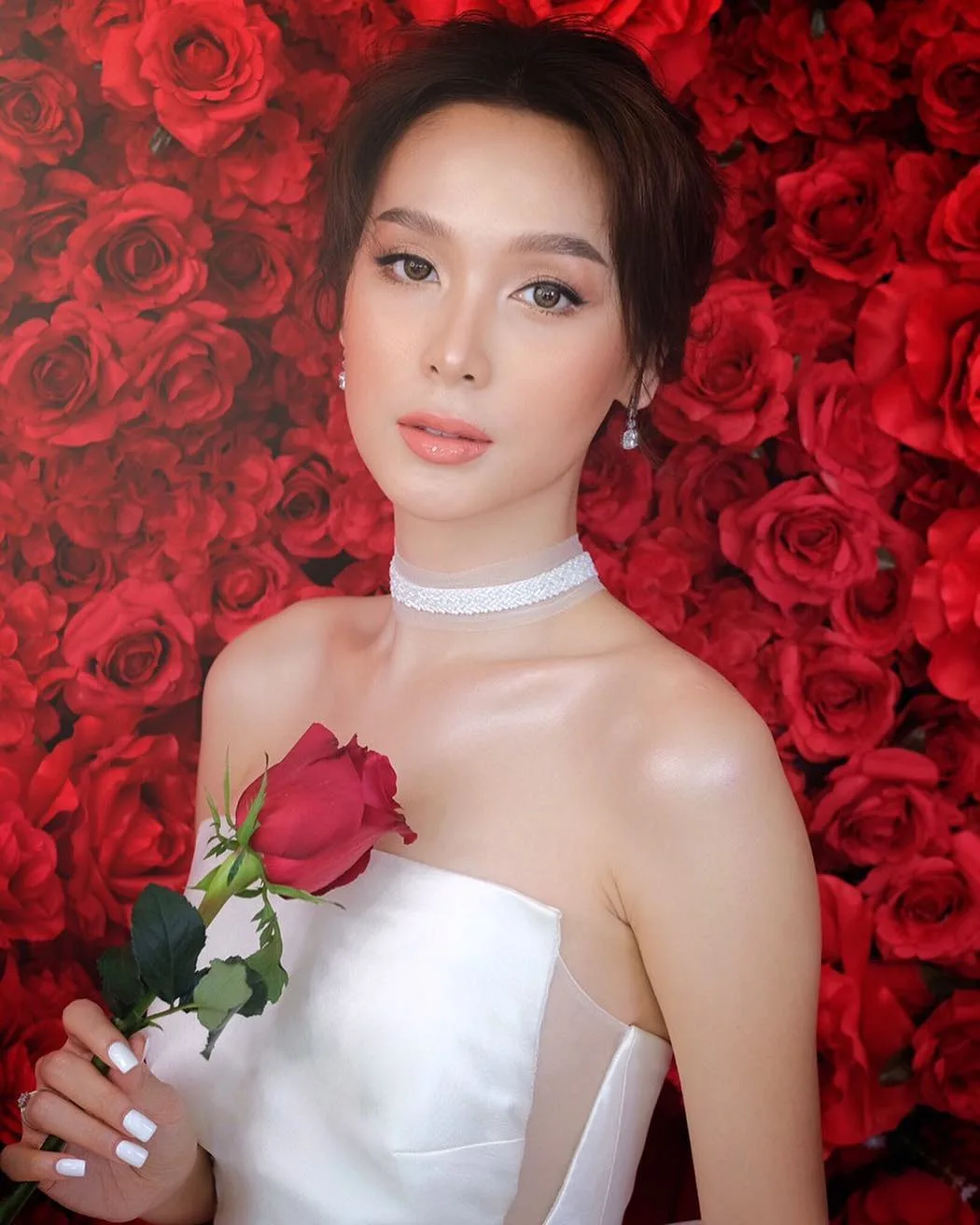 mỹ nhân chuyển giới - mo jiratchaya cầm hoa hồng