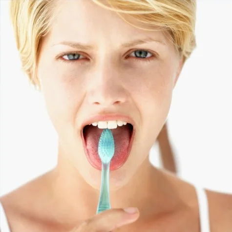 Một số bàn chải đánh răng có mặt sau có thể dùng để vệ sinh lưỡi