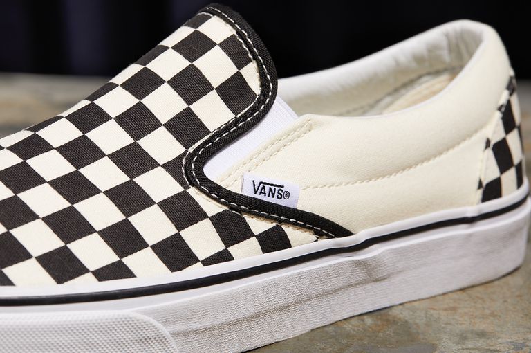 Dòng Slip-Ons ca rô luôn là biểu tượng kinh điển cho thương hiệu này.