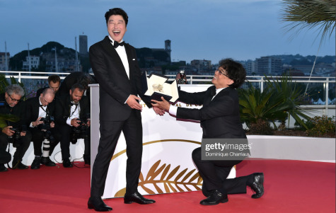 Phút vui đùa của đạo diễn Bong Joon-Ho và diễn viên chính Kang-Ho Song tại LHP Cannes
