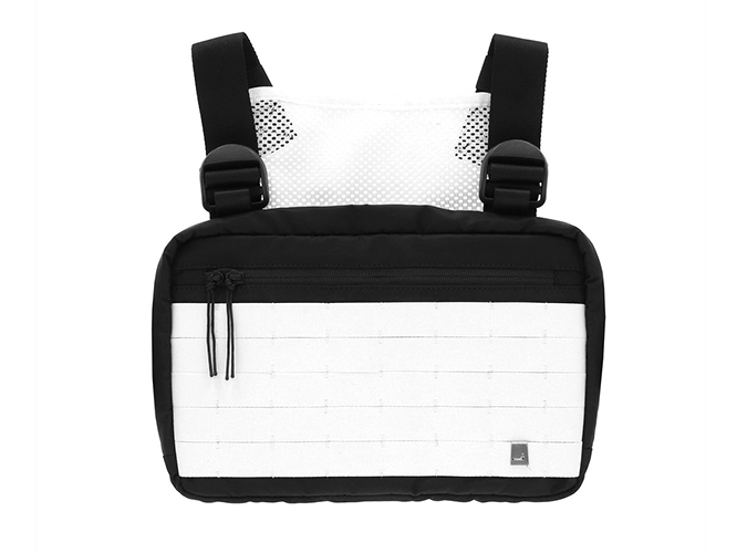 túi thời trang chest rig của alyx màu đen trắng hình chữ nhật