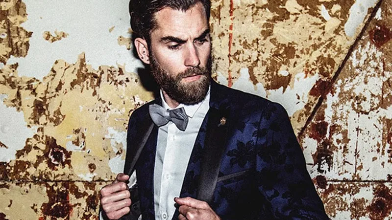 Làm sao để mặc suit nam hoạ tiết mà không trở nên lố lăng?
