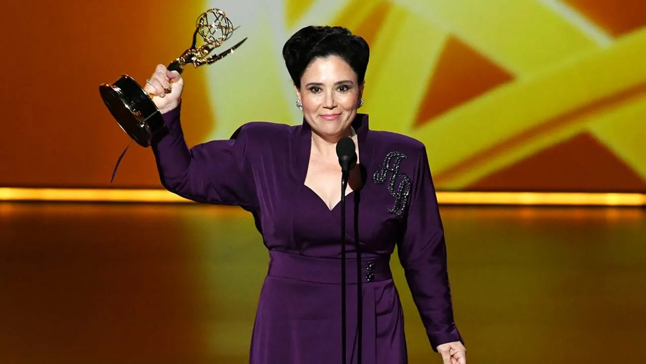 diễn viên nữ lên nhận giải - Alex Borstein - lễ trao giải - emmy - 2019 - elle man