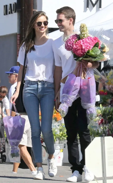 Evan Spiegel Tay trong tay cùng siêu mẫu Miranda Kerr Evan Spiegel Tay trong tay cùng siêu mẫu Miranda Kerr