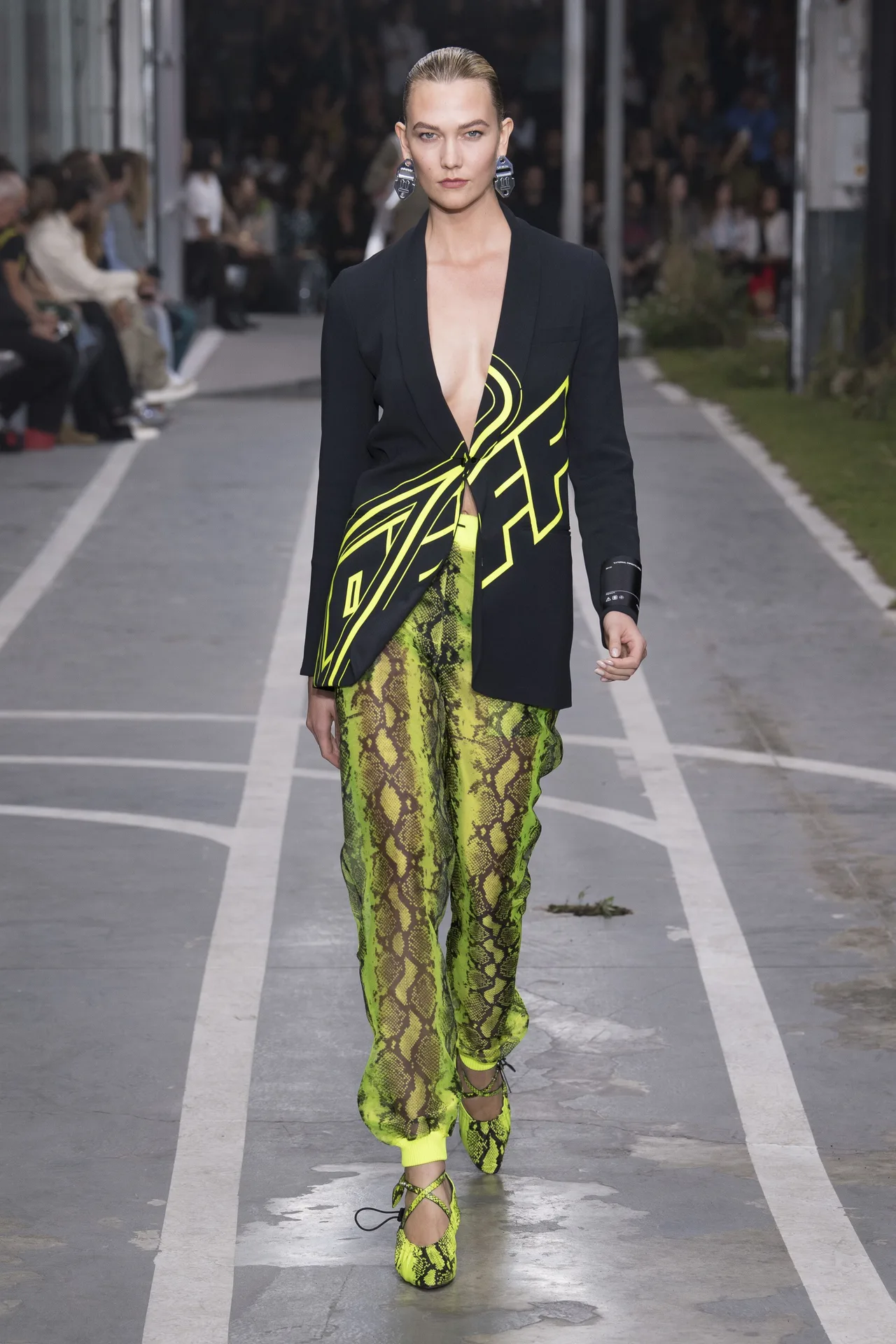 Họa tiết da rắn cùng gam màu neon hứa hẹn sẽ bùng nổ vào mùa Xuân năm sau. Ảnh: Vogue