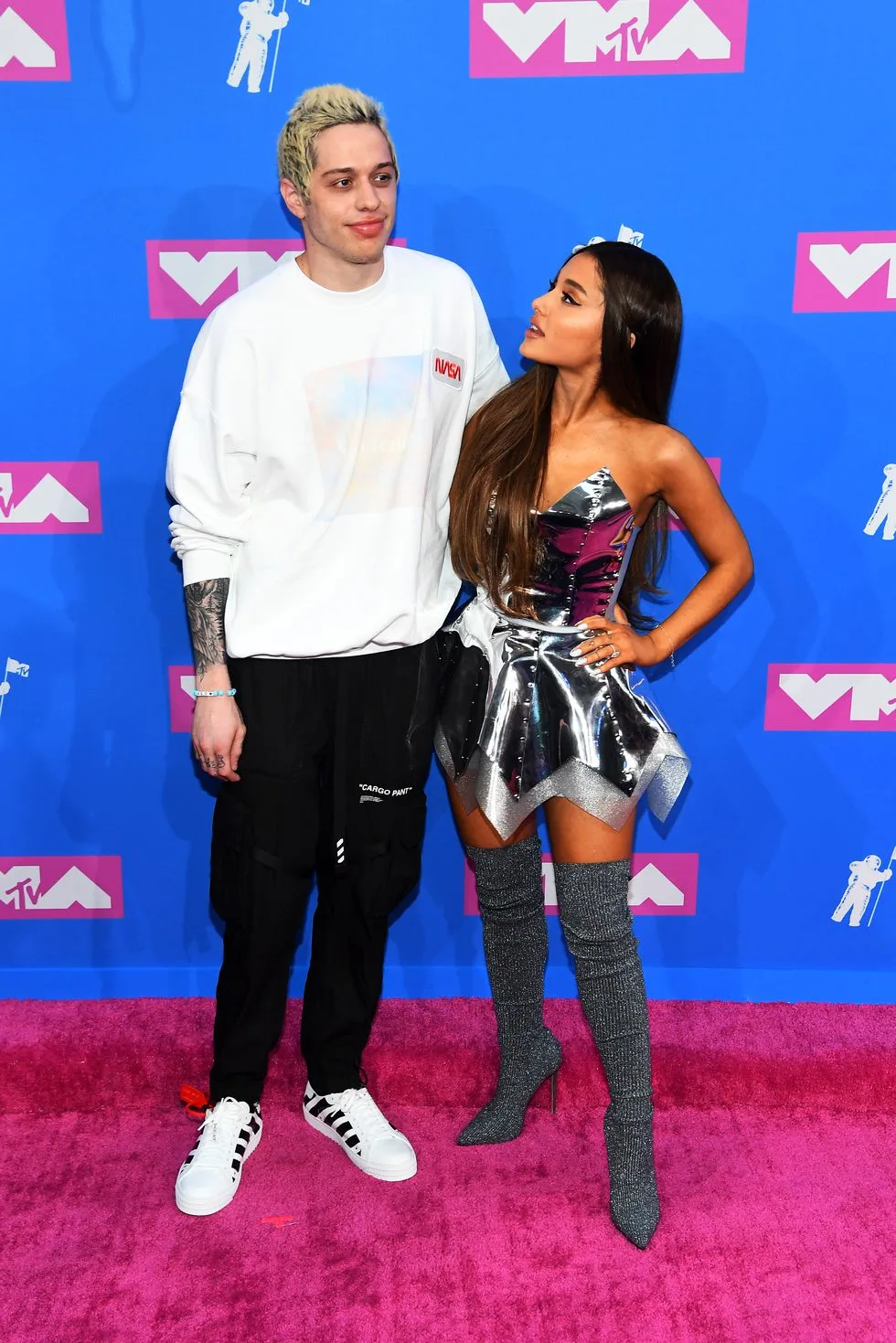Pete Davidson cùng vị hôn thê Ariana Grande. Ảnh: ELLE USA