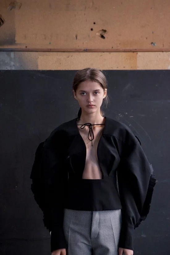 Simon Porte Jacquemus, người mẫu mặc áo sơ mi hở ngực màu đen.