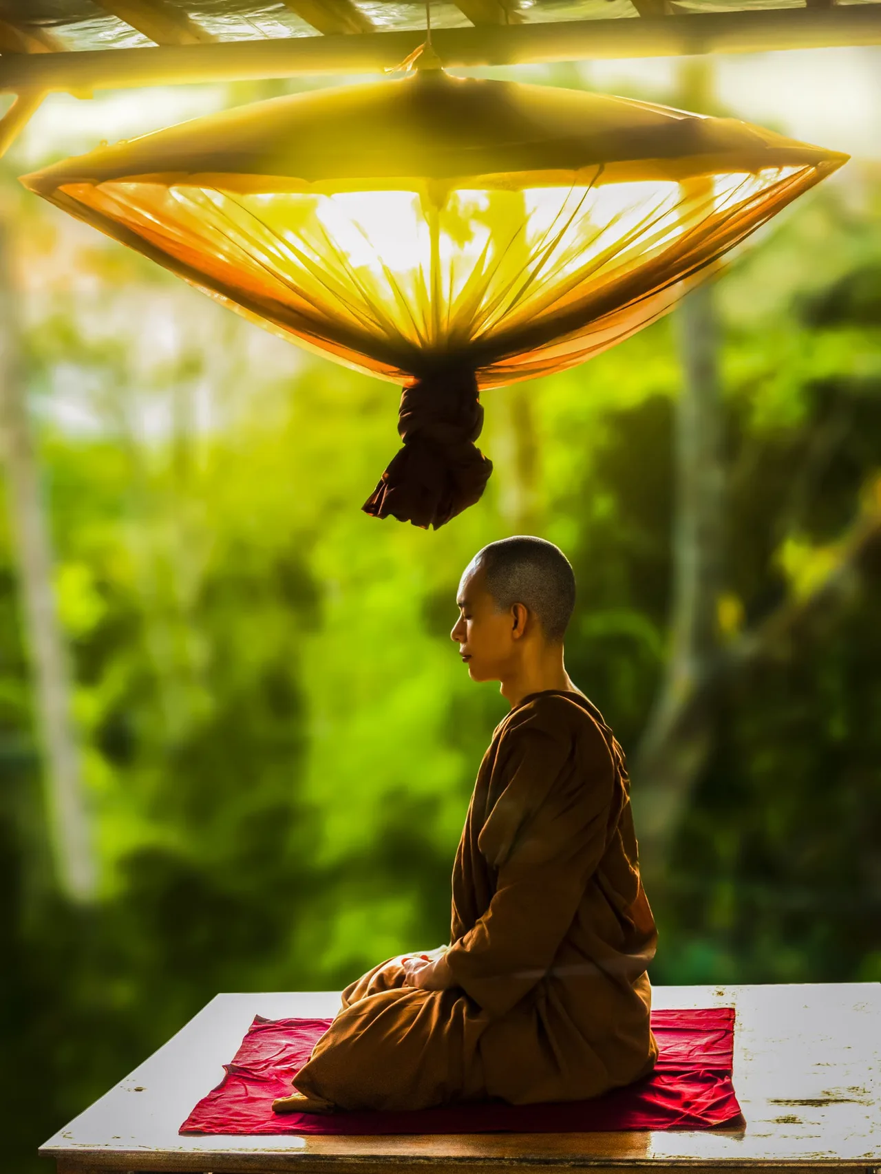 nhà sư đang ngồi thiền