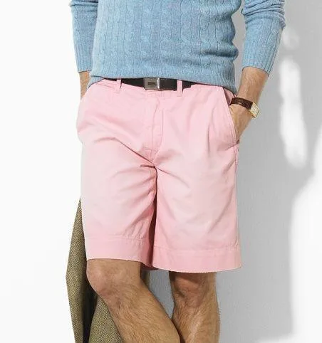phong cách nam tính với quần shorts màu hồng phong cách nam tính với quần shorts màu hồng