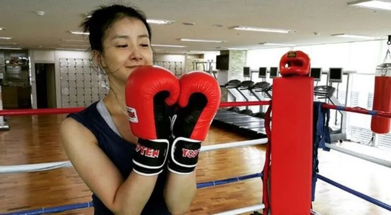 lee si young tap boxing - elle man
