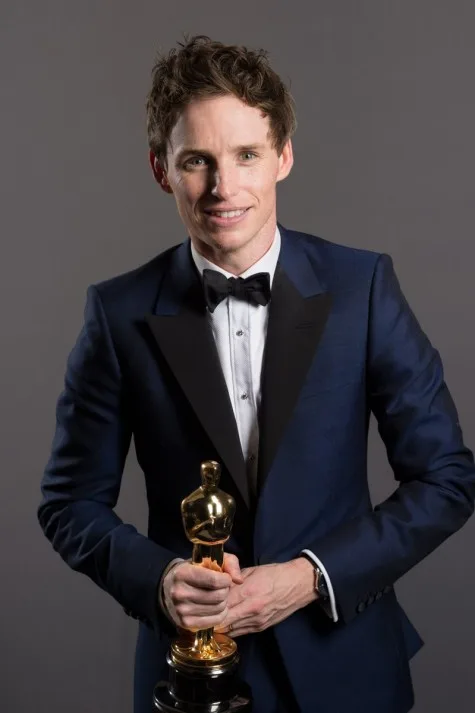 Eddie Redmayne và tượng vàng Oscar dành cho vai diễn Stephen Hawking trong The Theory of Everything Eddie Redmayne và tượng vàng Oscar dành cho vai diễn Stephen Hawking trong The Theory of Everything