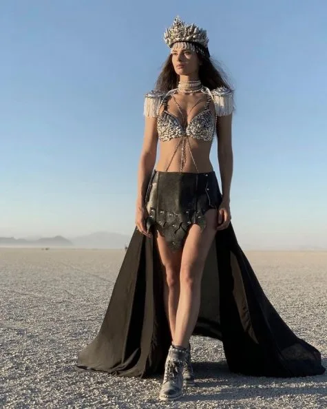 le hoi burning man 2019 - phu nu mac ao giap kim loai va vay da mau den - cre tarabaska - elle man