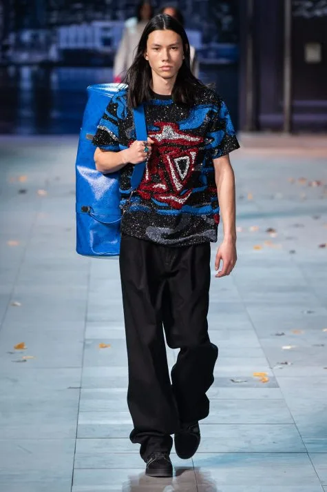 Áo phông chất liệu sequin lấp lánh tạo hiệu ứng unisex mạnh mẽ. Ảnh: Vogue