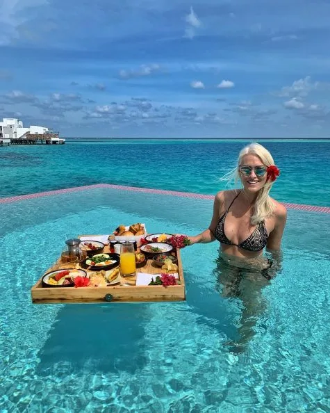 siêu xe hơi-supercar blondie tại hồ bơi