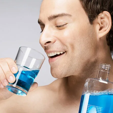 Hầu như tất cả mọi người đều dùng nước lã súc miệng sau khi đánh răng