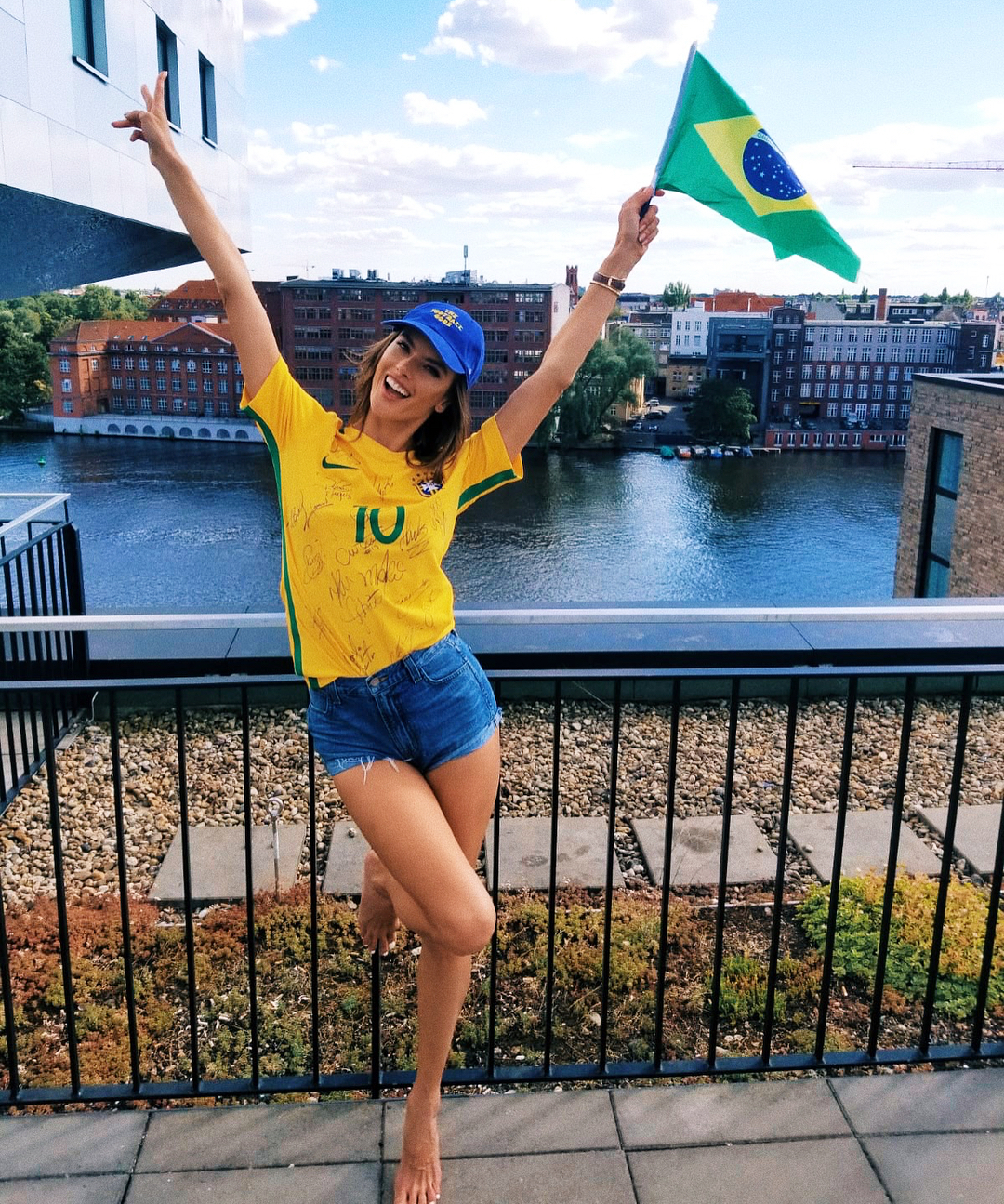 Ảnh; Instagram @alessandraambrosio