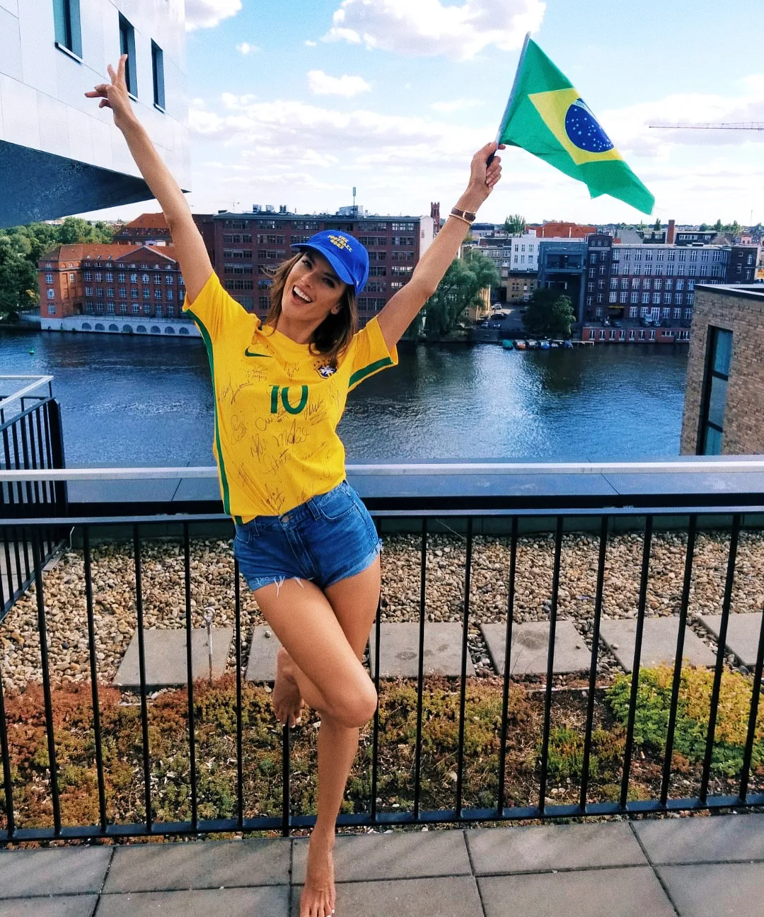 Ảnh; Instagram @alessandraambrosio