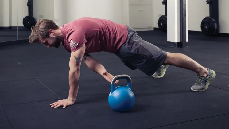 Động tác tập thể hình với tạ chuông kettle bell: Plank with Kettlebell Pull-through