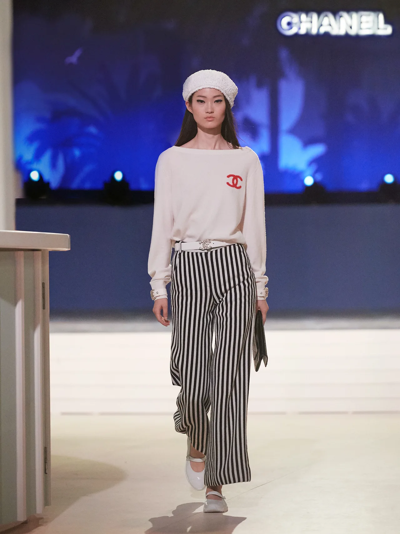 Hình ảnh những cô gái thanh lịch vừa cặp bến tại Bangkok từ đoàn tàu La Pausa. Ảnh: Chanel