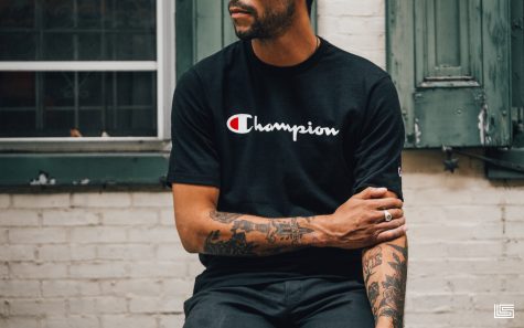 mẫu nam mặc áo có logo thương hiệu champion