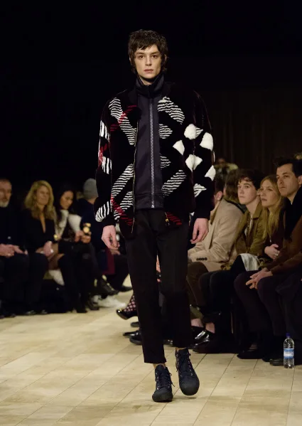 BST Burberry Thu Đông 2016-17: Tư duy hợp nhất