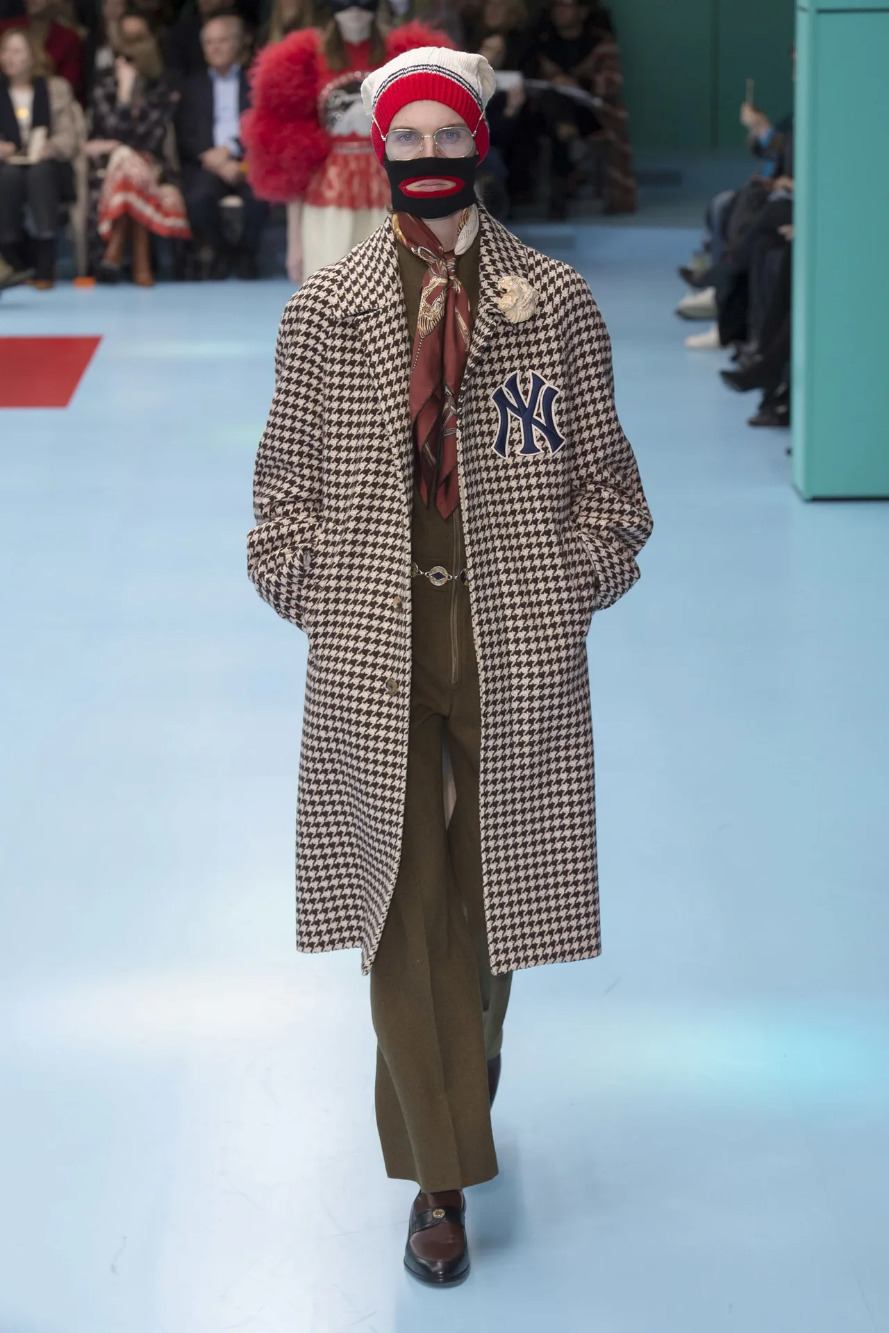 Những chiếc mũ trùm đầu được Gucci sáng táo độc đáo mới lạ, trở thành phụ tuyệt vời cho những đêm tiệc Halloween. Ảnh: Example