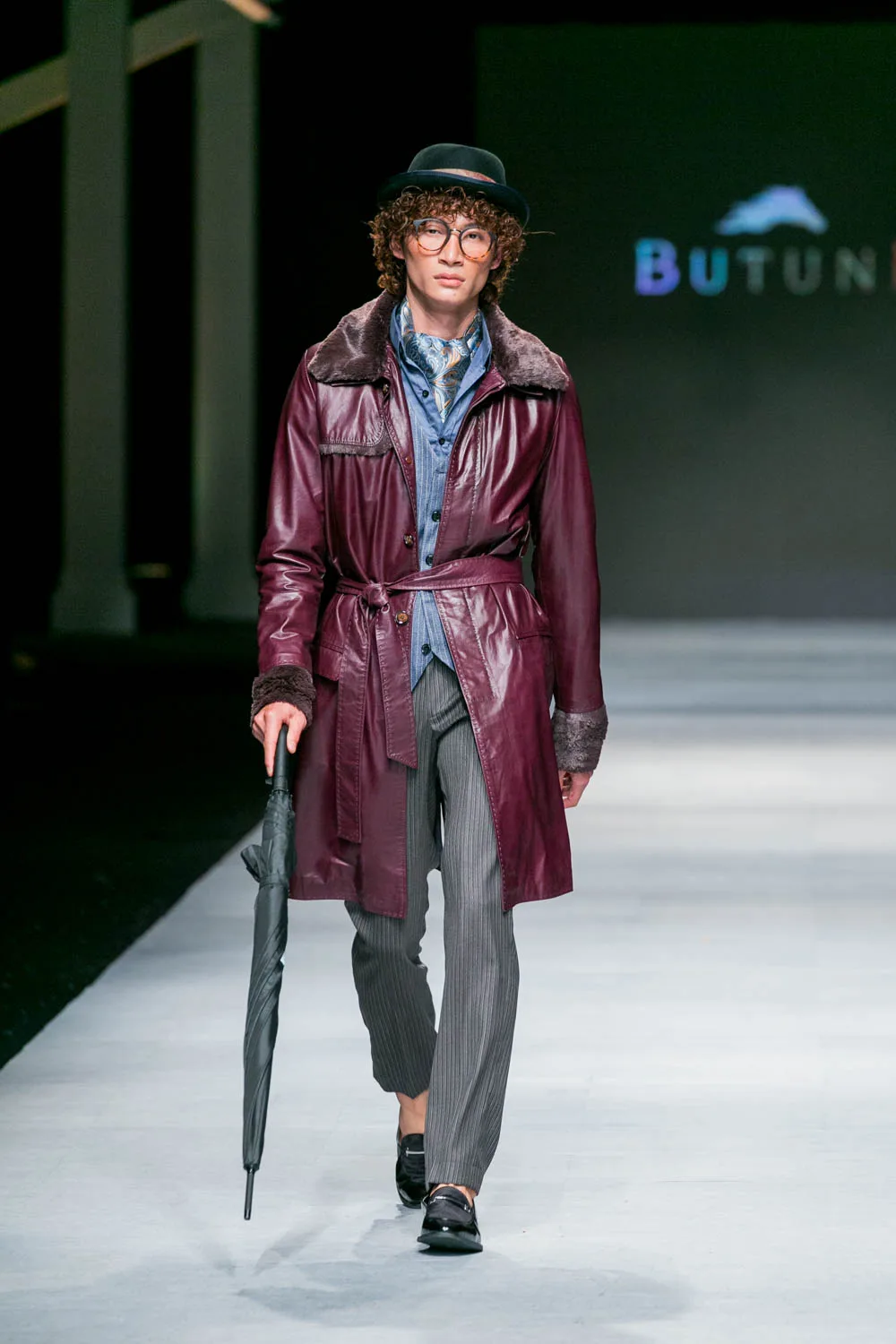 Hình ảnh những quý ông cổ điển được hồi sinh trở lại trong chiếc trecnh coat da cùng mũ fedora - bộ đôi quyền lực từng thống trị thời trang Thu-Đông suốt một thời gian dài. Ảnh: Vifw.vn
