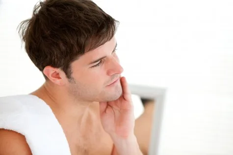 Dùng tay để xác định hướng mọc của râu