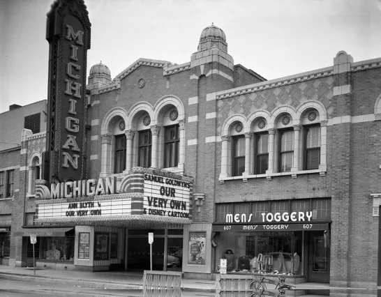 Một rạp chiếu phim thời xưa tại bang Michigan, Mỹ, đất nước có nhiều rạp chiếu nhất thế giới. Một rạp chiếu phim thời xưa tại bang Michigan, Mỹ, đất nước có nhiều rạp chiếu nhất thế giới.