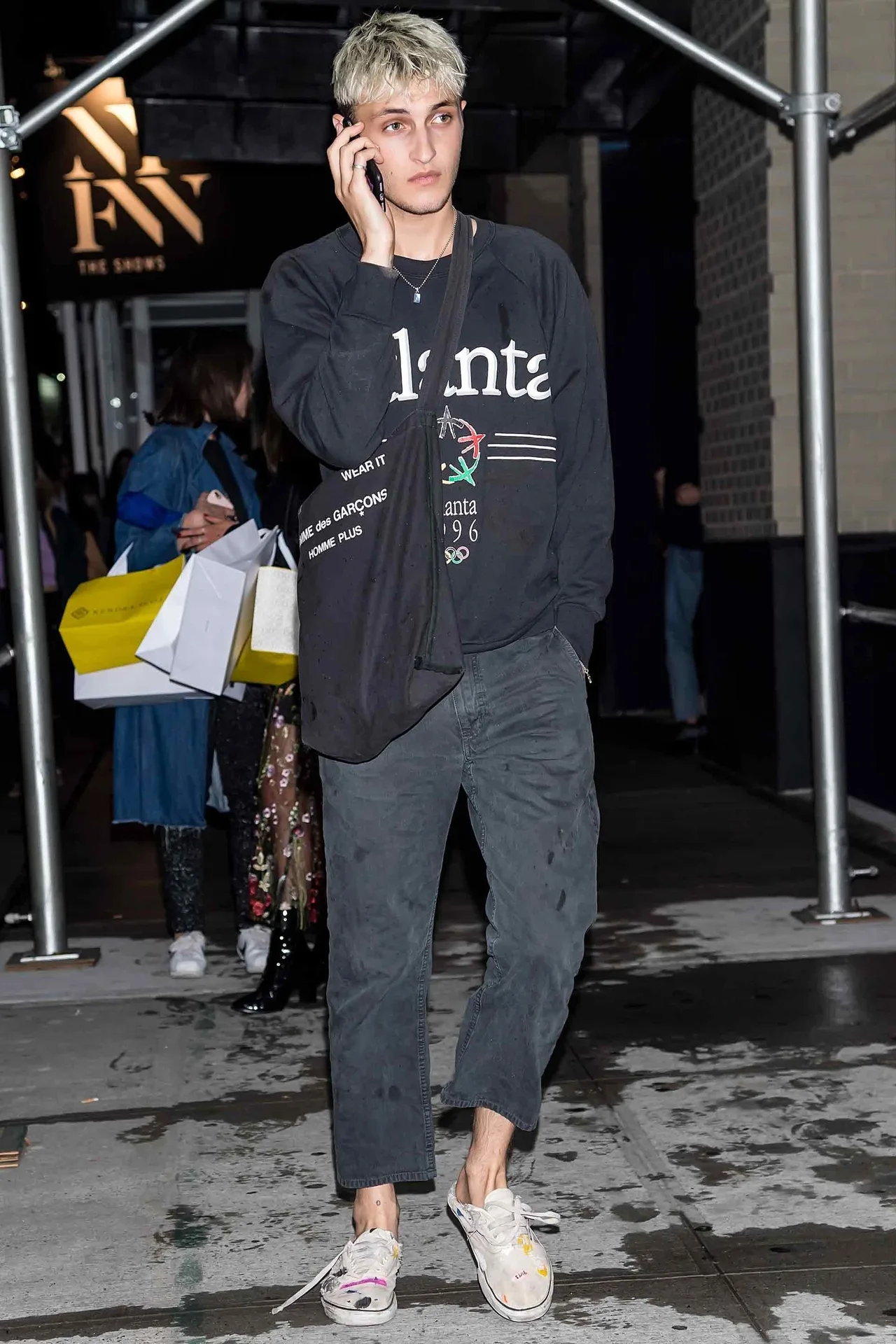 Phong cách bụi bặm của chàng người mẫu điển trai Anwar Hadid tạo ấn tượng với tông màu đen chủ đạo. Ảnh: GQ