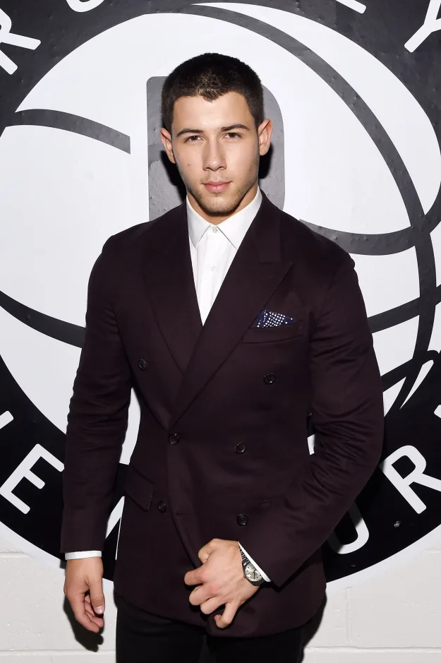 Nick luôn biết cách thu hút người đối diện bằng phong cách của mình. Ảnh: The Gentlemen's Style Academy