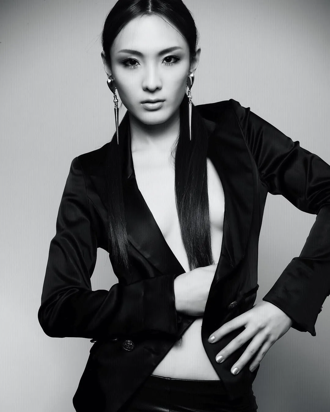 nữ dj xinh đẹp - hiloco mặc suit đen