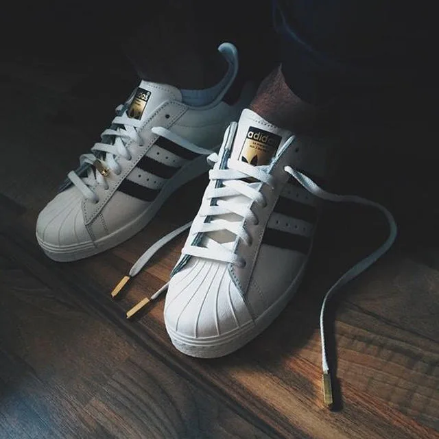 Giày sneaker nam adidas Superstar.