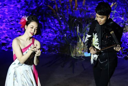 Hoàng Rob biểu diễn cùng nghệ sĩ múa Linh Nga trong live concert Hừng Đông được tổ chức cuối năm 2016.