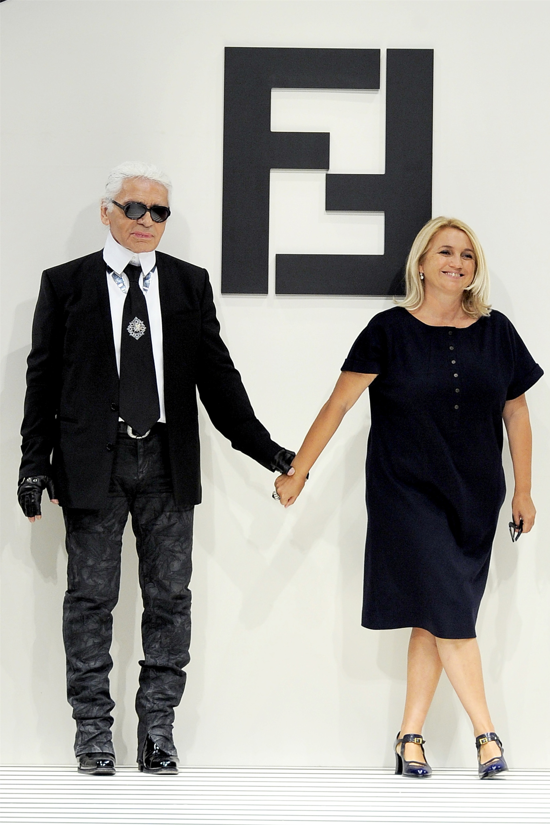 Karl Lagerfeld và Sivia đương thời -logo thương hiệu