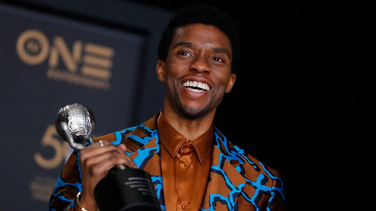 chadwick boseman cầm cúp