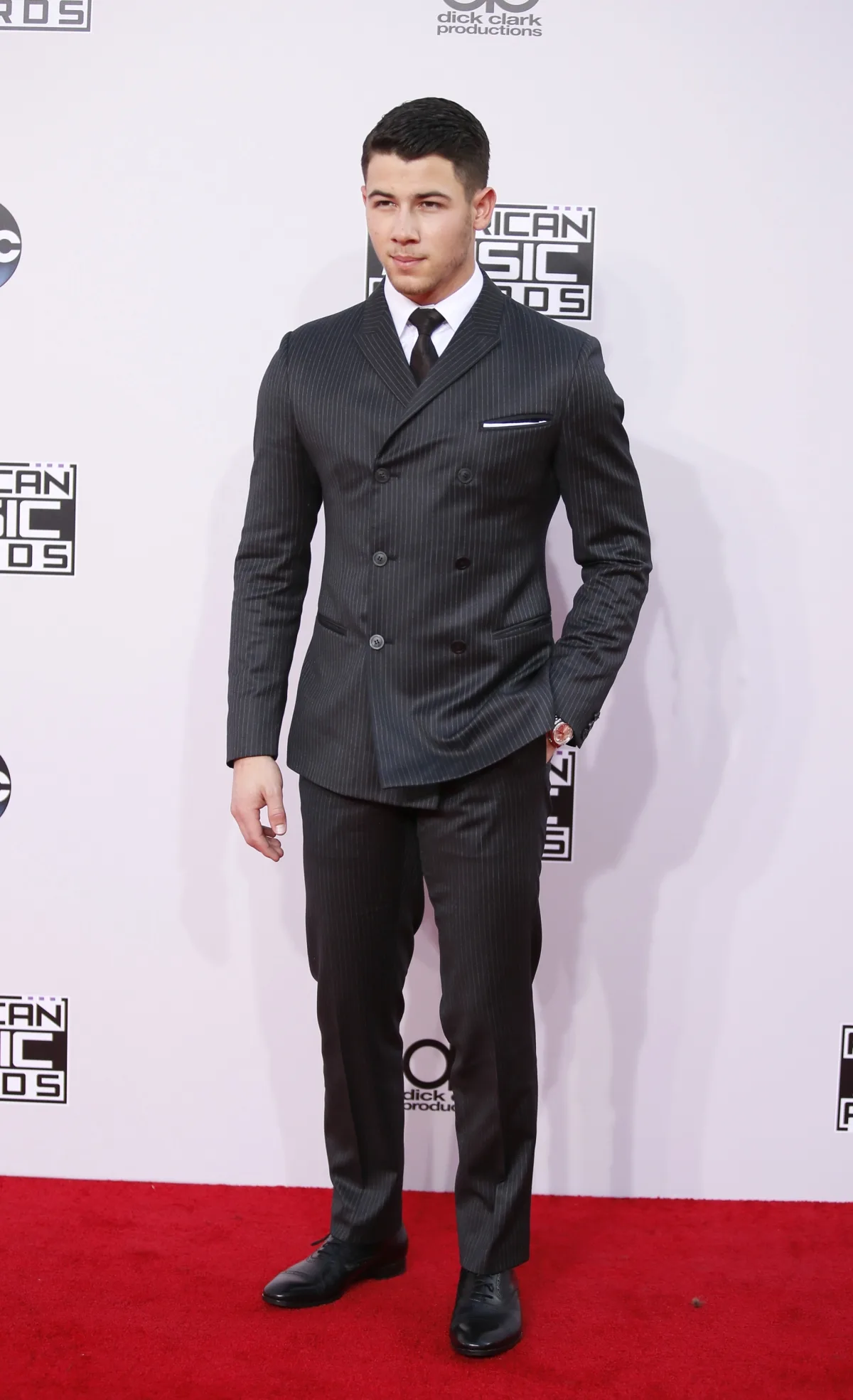 Nick Jonas trong bộ trang phục thanh lịch đậm chất nam tính. Ảnh: The Gentlemen's Style Academy
