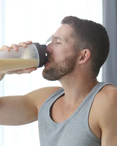 người đàn ông uống whey